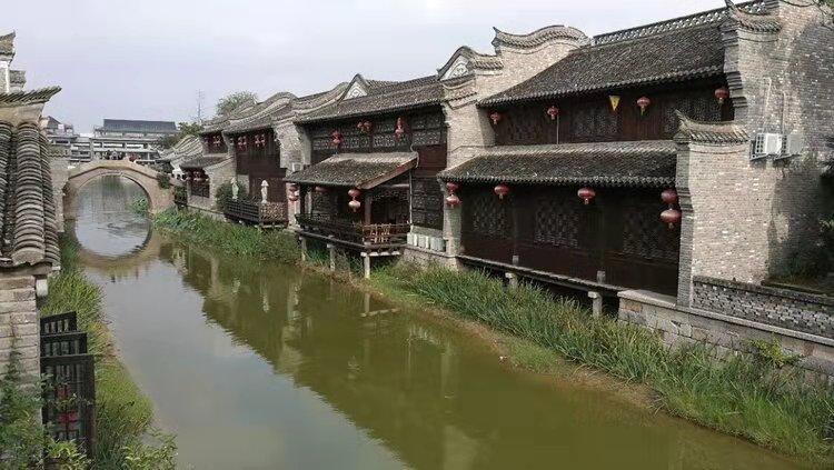 逃离荒凉之地